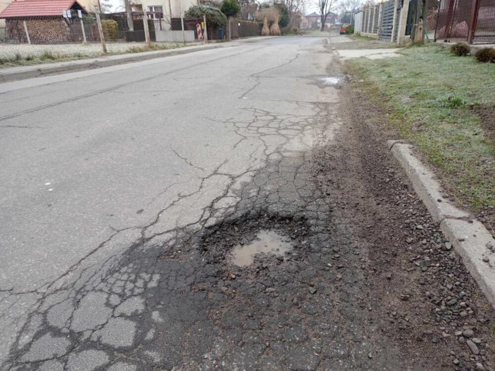 Jedna dziura na drugiej - ta droga to tor przeszkód! Czy ktoś się tym w końcu zajmie? 
