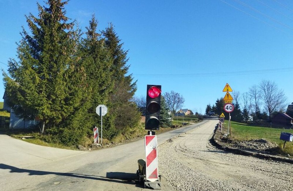 Mochnaczka Wyżna: remontują drogi, są utrudnienia w ruchu. Wprowadzili sygnalizację świetlną