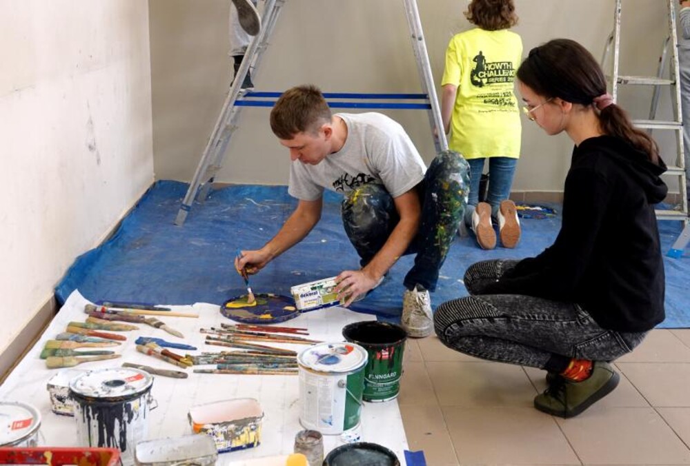 Co z tego wyjdzie? Pod okiem Mgr Morsa malują mural w sądeckim liceum