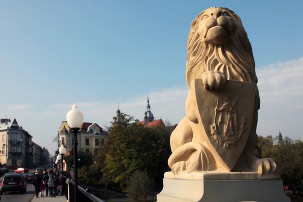To wandale zniszczyli te piękne klosze z lamp przy Lwowskiej!