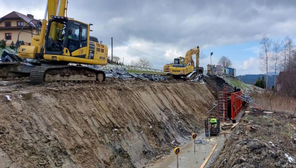 Betonowe pale i gigantyczne gwoździe. Naprawiają masakrę jak po trzęsieniu ziemi 