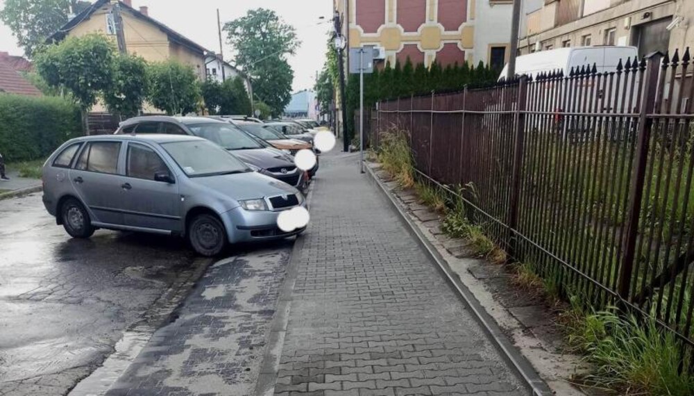 Znaleźli w Nowym Sączu sposób na rozmnożenie miejsc do parkowania. Już to przetestowali