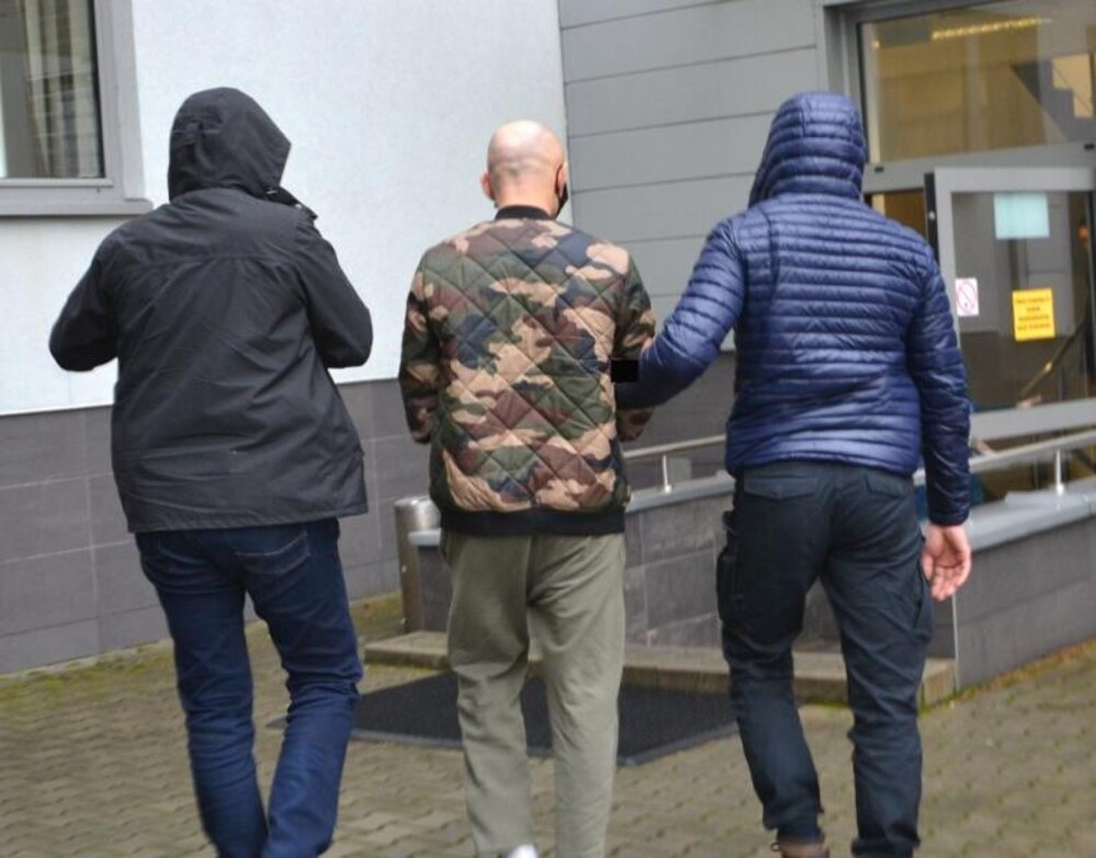 Mówił, że jest policjantem. Kobieta wyrzuciła przez okno 22 tysiące złotych
