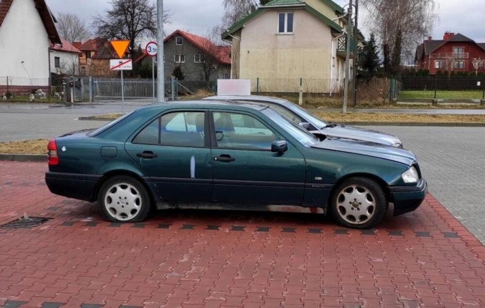 Pozostawiony samochód na ulicy Zielonej