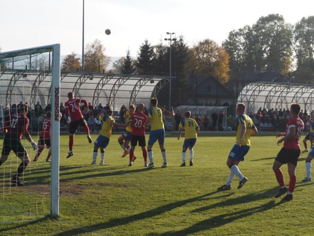 Mnóstwo niespodzianek na lokalnych stadionach. Nadchodzi końcowa faza sezonu