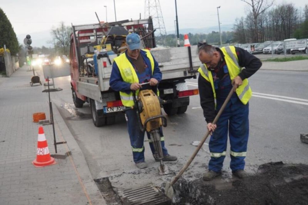 Remont remontem na jezdniach będzie poganiać. Znamy najnowszą listę lokalnych dróg do liftingu