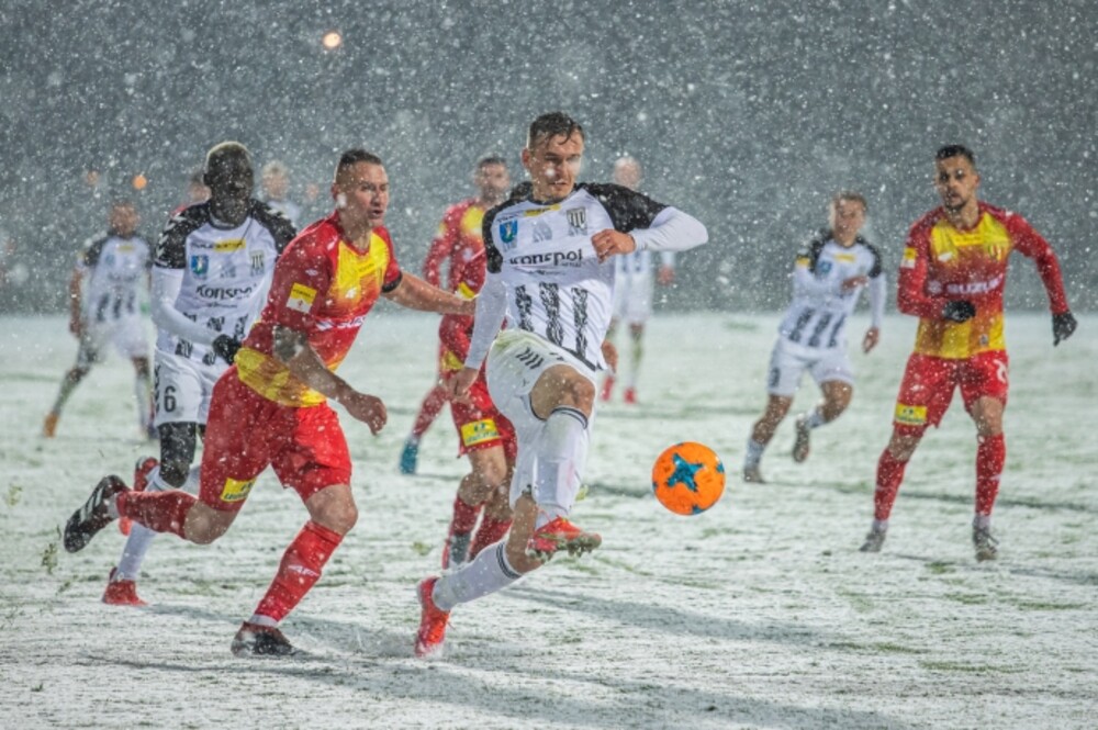 Śnieżny mecz przy Kilińskiego. Sandecja postawiła się trzeciej sile I ligi