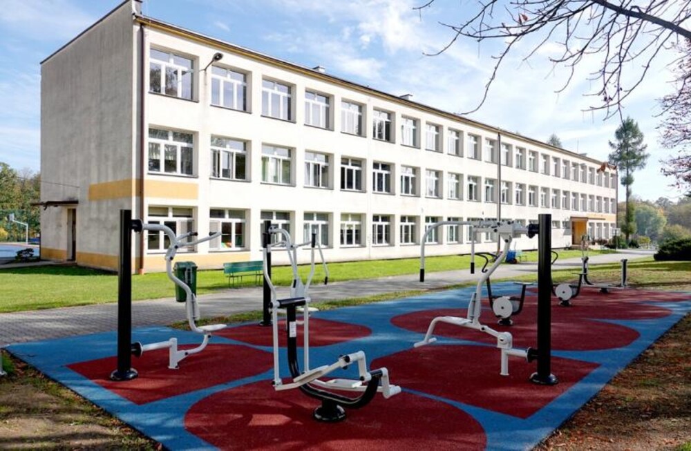 Kolejna siłownia pod chmurką „wyrosła” tuż pod szkołą w Nawojowej [ZDJĘCIA]