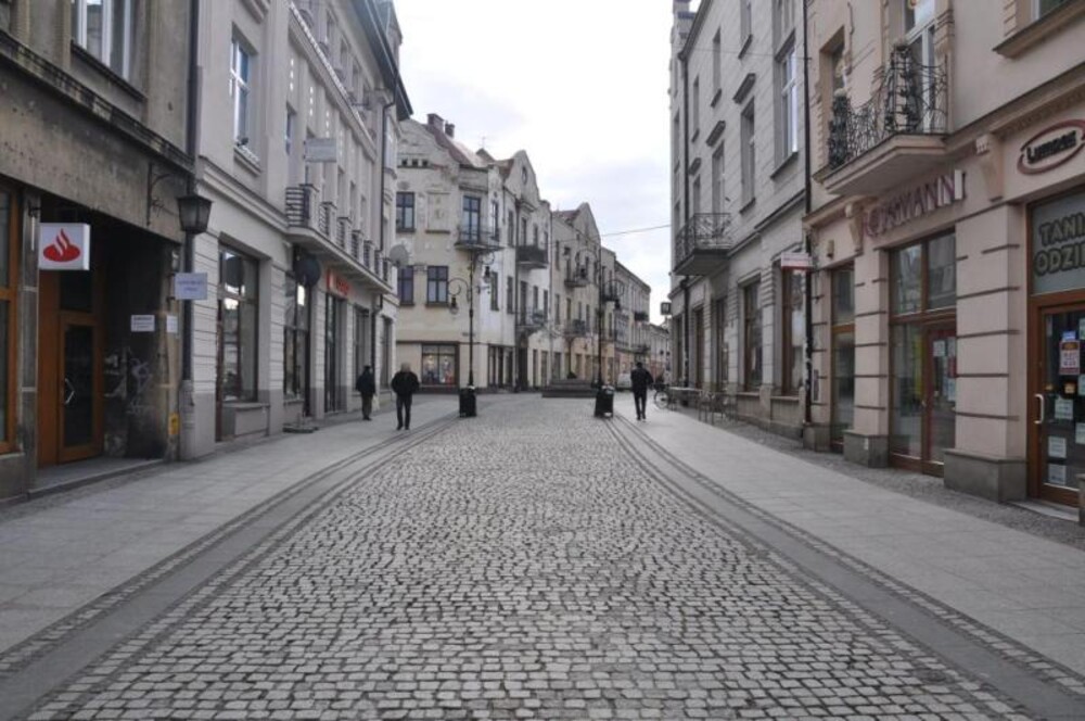 Opustoszałe miasto i niezadowoleni młodzi. Czego im tutaj brakuje, że wyjeżdżają?