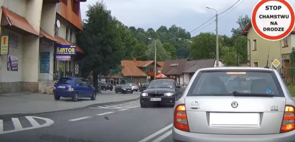 Chcesz ominąć korki, jechać szybciej - wskakuj na chodnik! Zobacz jak [WIDEO]