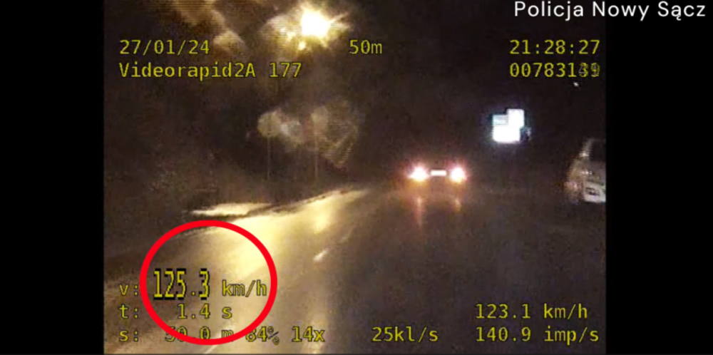 Pędził jak szalony ulicami Nowego Sącza, to musiało się tak skończyć. Policja ujawnia nagranie