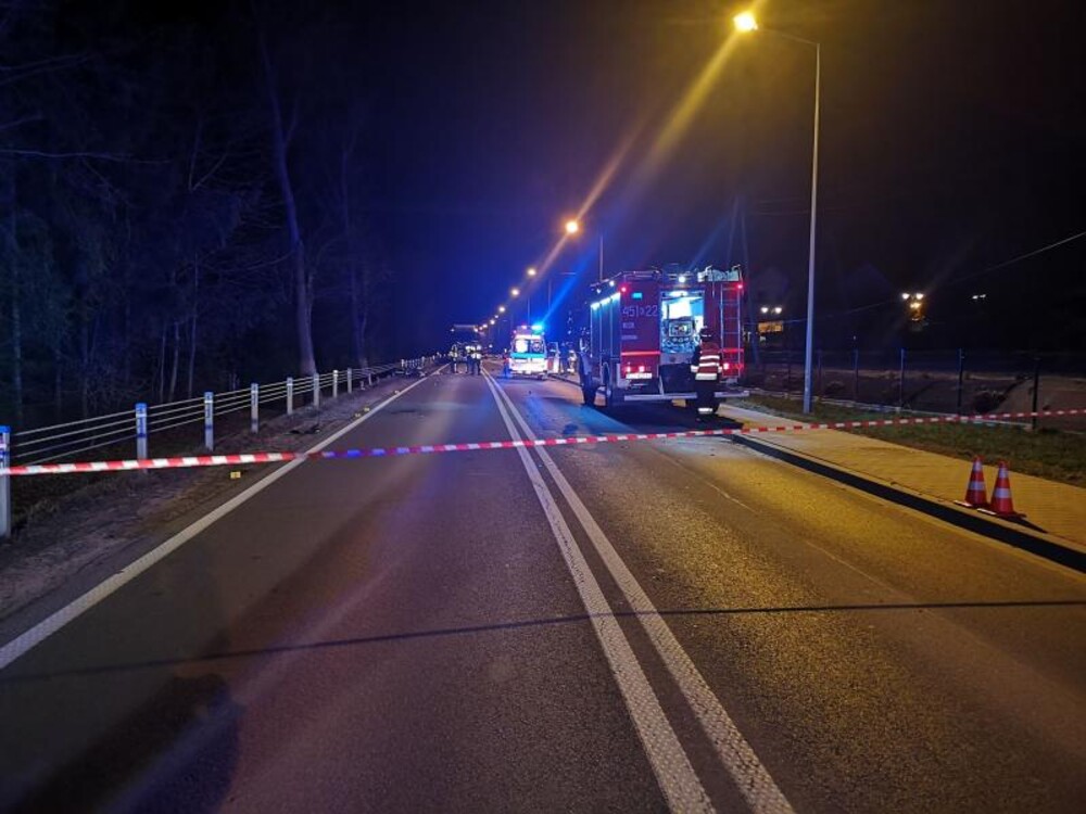 Uderzył w auto, a potem w barierę. Lekarze walczą o życie motocyklisty [ZDJĘCIA]