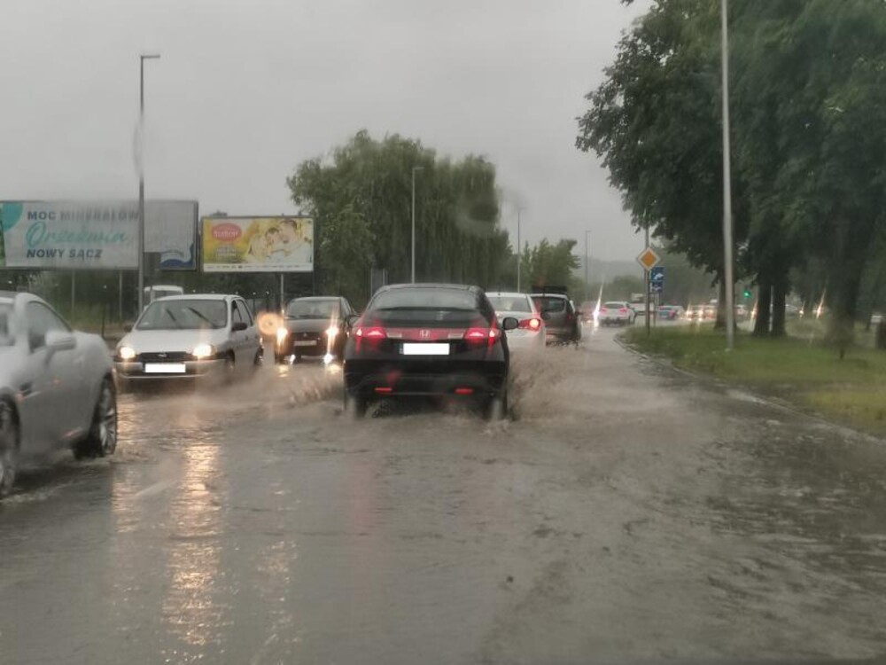 Gwałtowna burza z ulewą przeszła przez Nowy Sącz. Ulice zamieniły się w rzeki [FILM]
