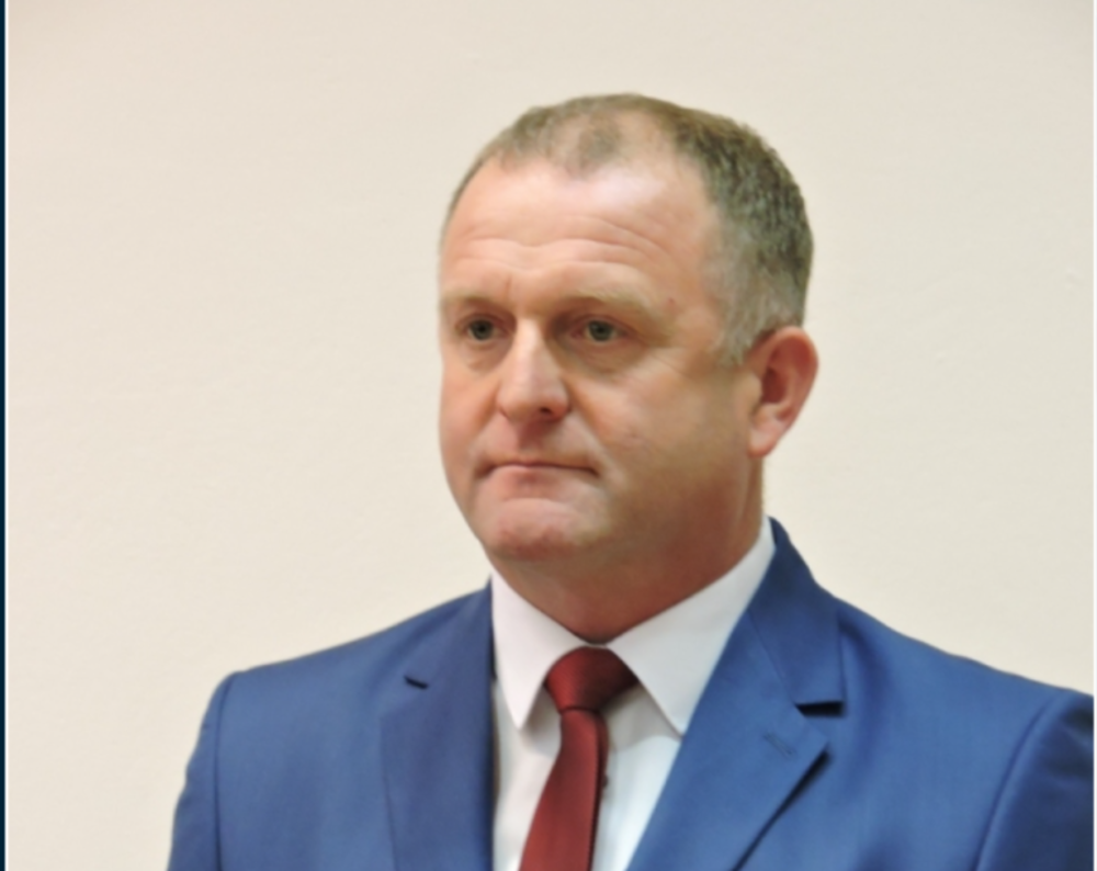 Zarobił dużo więcej, kupił mieszkanie i samochód. Tak powodzi się rządzącemu od lat wójtowi