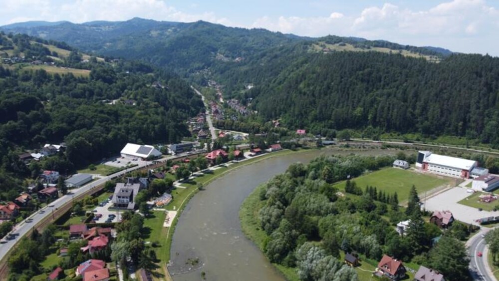 Popatrz na ten fantastyczny krajobraz. To tu ma iść estakada obwodnicy Piwnicznej-Zdroju [NAGRANIE Z DRONA/ZDJĘCIA]