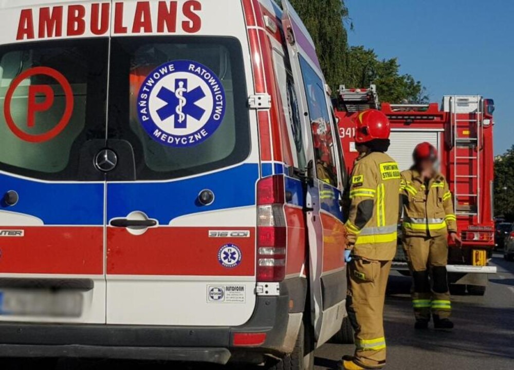 Wjechał wprost pod koła BMW. Lekarze walczą o jego życie 