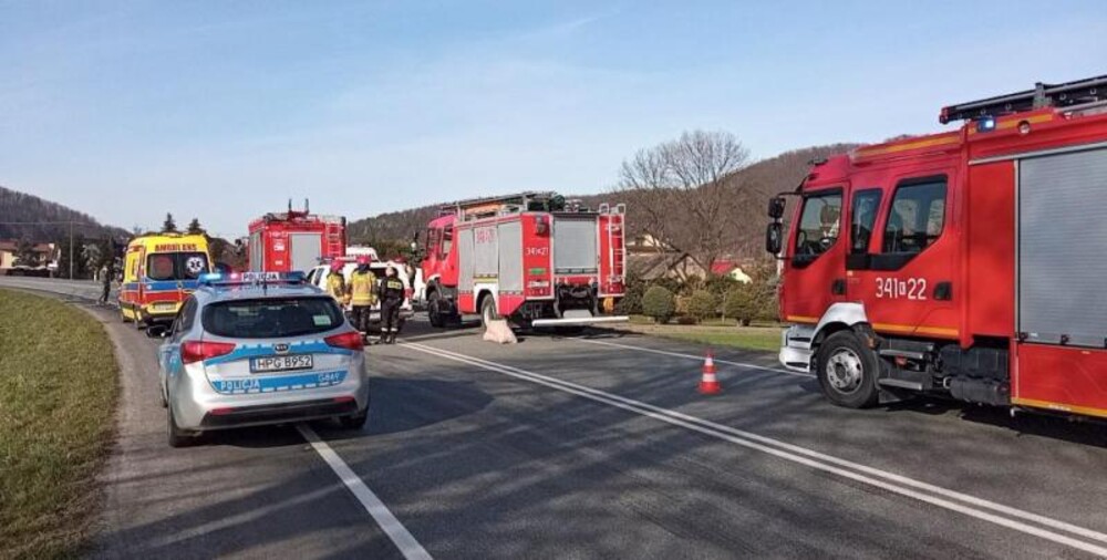 Dramatyczny wypadek na ruchliwej trasie. Droga jest zablokowana 