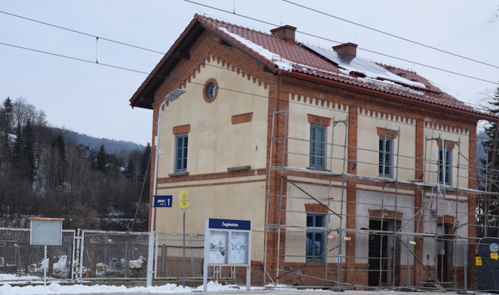 Odnawiają dworce kolejowe w Dolinie Popradu. Jak postępują prace w Żegiestowie?