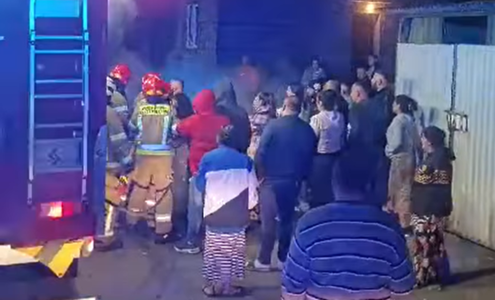 Przyjechali gasić pożar i zostali pobici! Skandaliczne sceny na osiedlu romskim [WIDEO]
