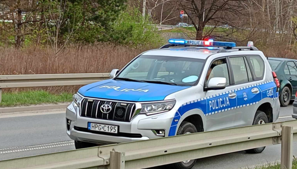Samochód wylądował na dachu w przydrożnym rowie. Poszkodowanych nie brakuje