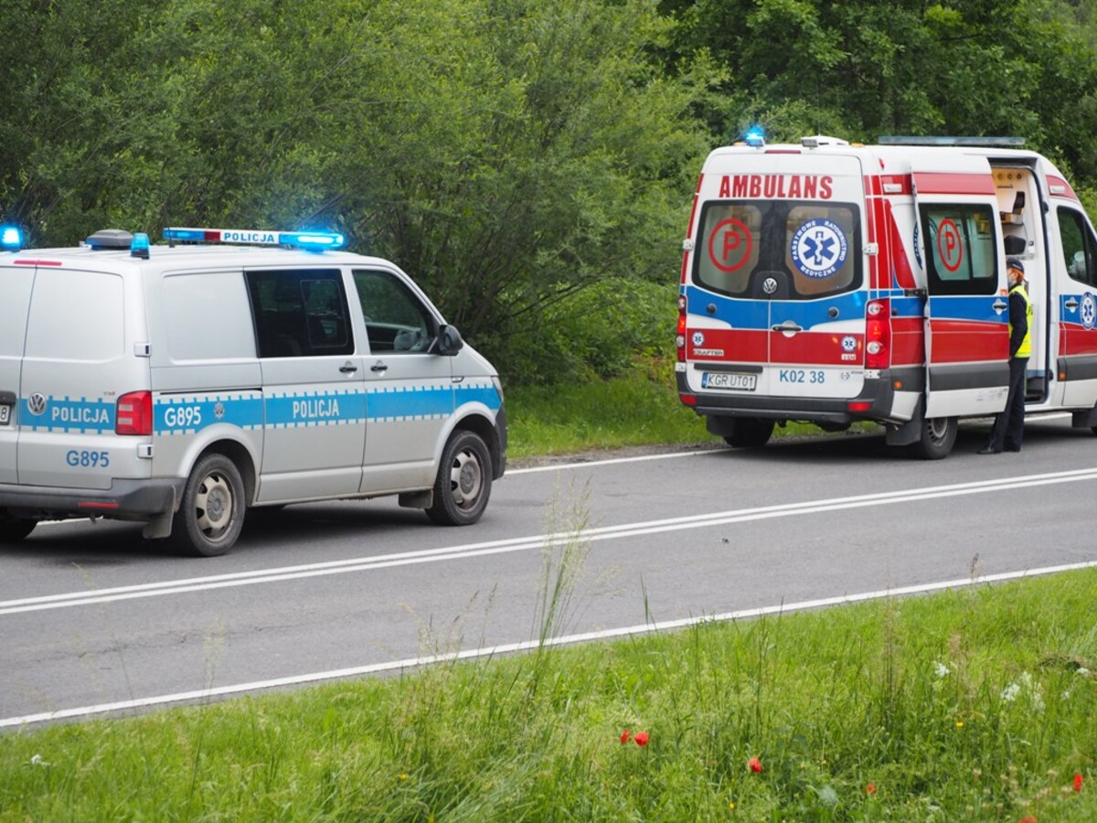 Dramatyczny wypadek w Sękowej. Samochód zatrzymał się w rowie do góry kołami
