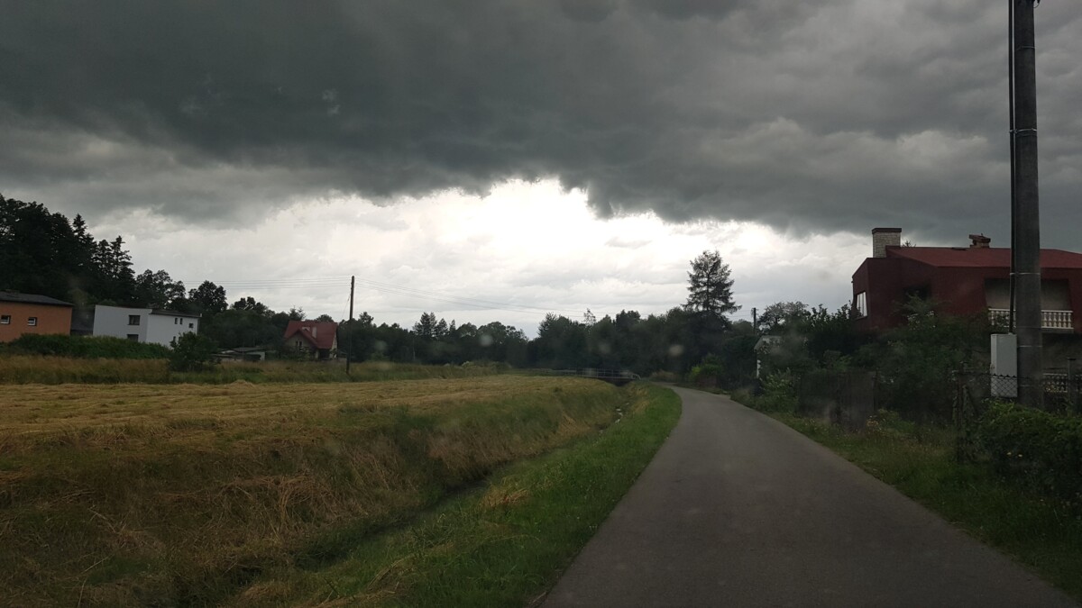 Burza z silnym wiatrem idzie na Nowy Sącz. Ogłosili pogodowy alert.  Kiedy dopadnie nas zawierucha?  