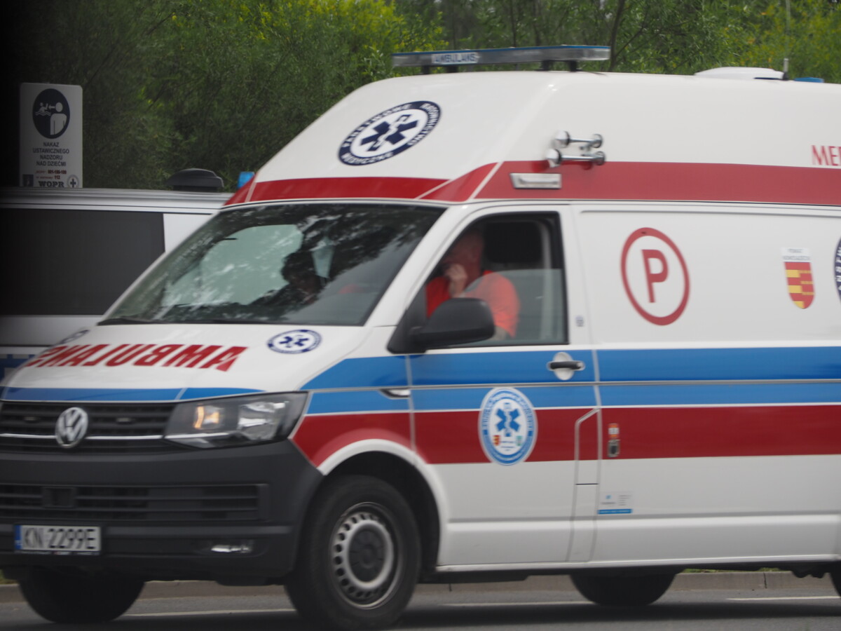Z ostatniej chwili: Wypadek w Bobowej. Ratownicy medyczni udzielają pomocy poszkodowanemu