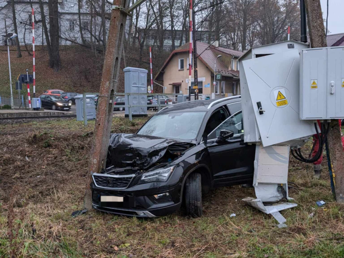 Nieszczęście o poranku. Uderzyła samochodem w kolejowy słup energetyczny [ZDJĘCIA]