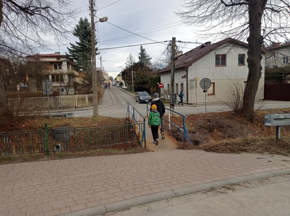 Stary Sącz: to tędy „walą” turyści na leśne molo a kładka nadal, że pożal się Boże