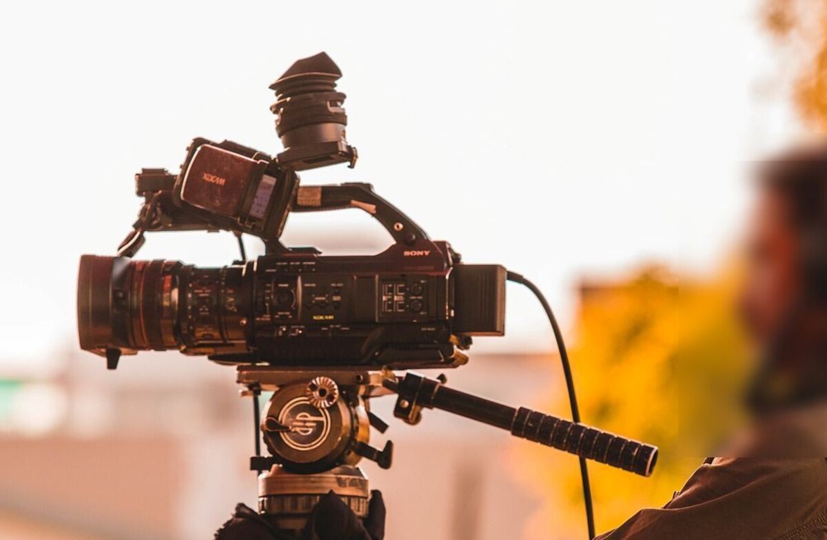OFERTA PRACY! Umiesz obsługiwać kamerę, nagrywać i montować filmy? Szukamy właśnie Ciebie!