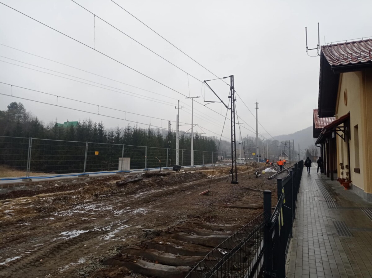 Rytro: trwa przebudowa peronów, rośnie funkcjonalne centrum