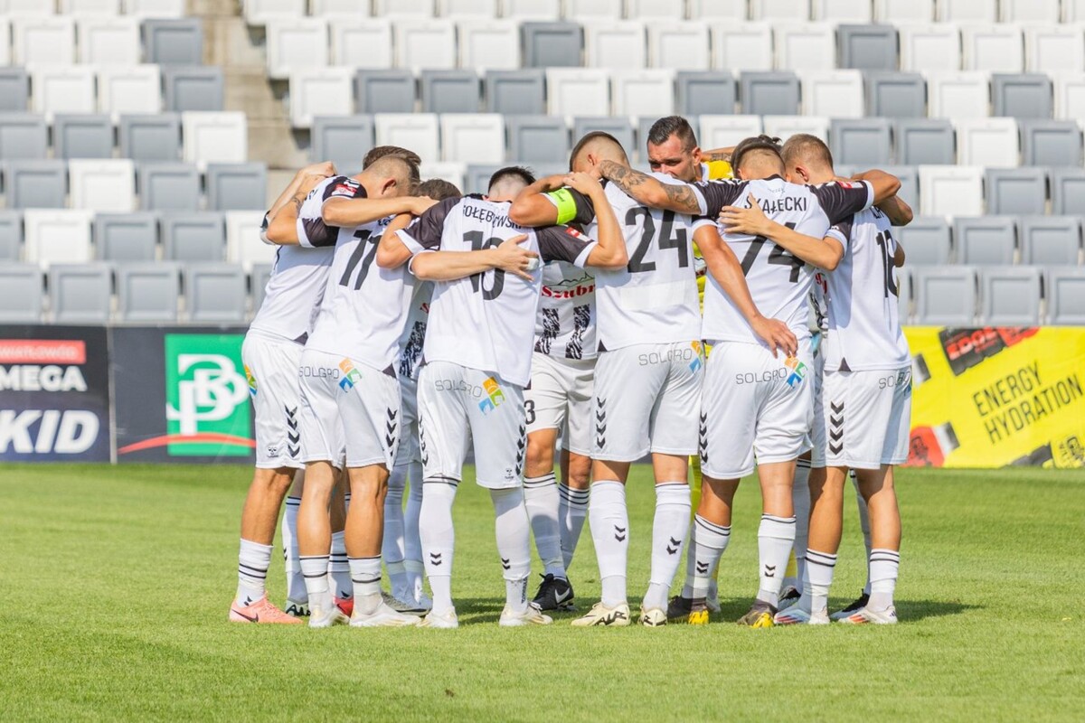 Kuriozalne sceny na meczu Sandecji Nowy Sącz. W roli głównej… spadająca kamera 