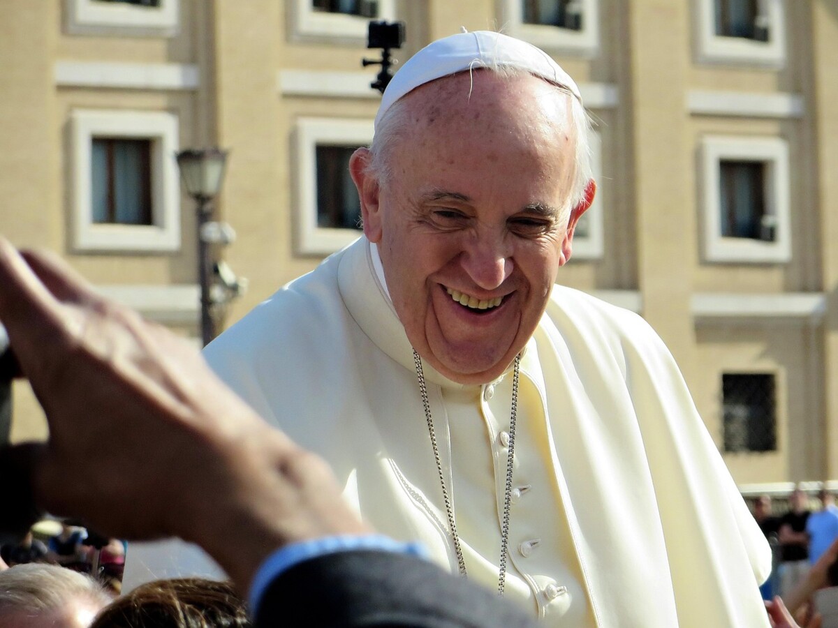 Decyzja papieża Franciszka wywołała falę spekulacji. Pojawiają się głosy o abdykacji