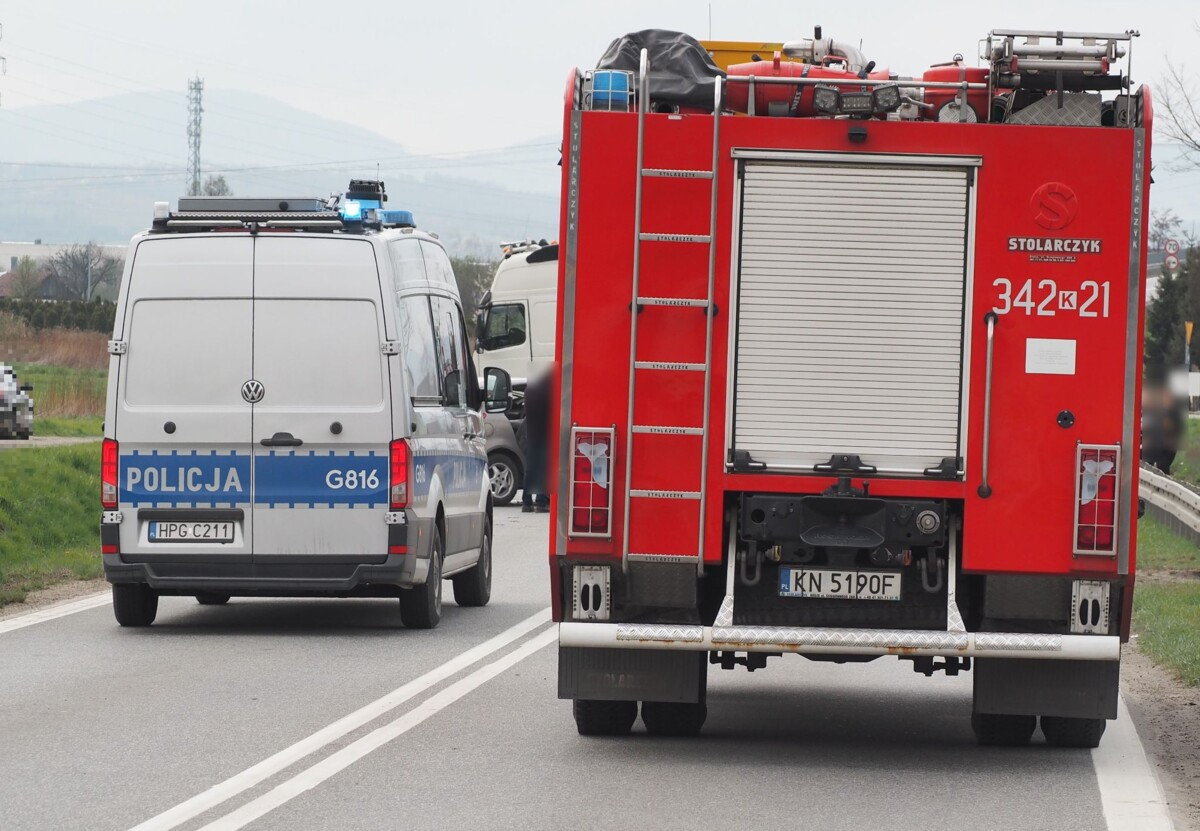 Kraksa ciężarówki z osobówką. Na drodze pojawiły się utrudnienia