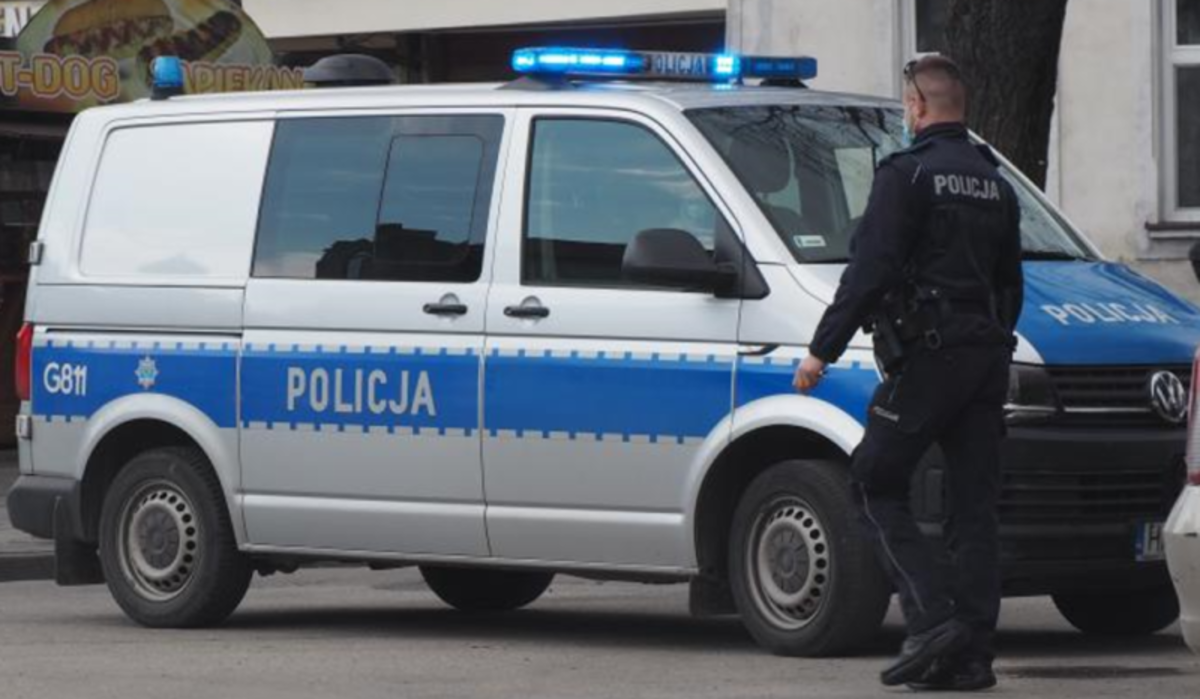 Szedł przez ulice z długim nożem i pałką w rękach! Policja momentalnie zjawiła się na miejscu