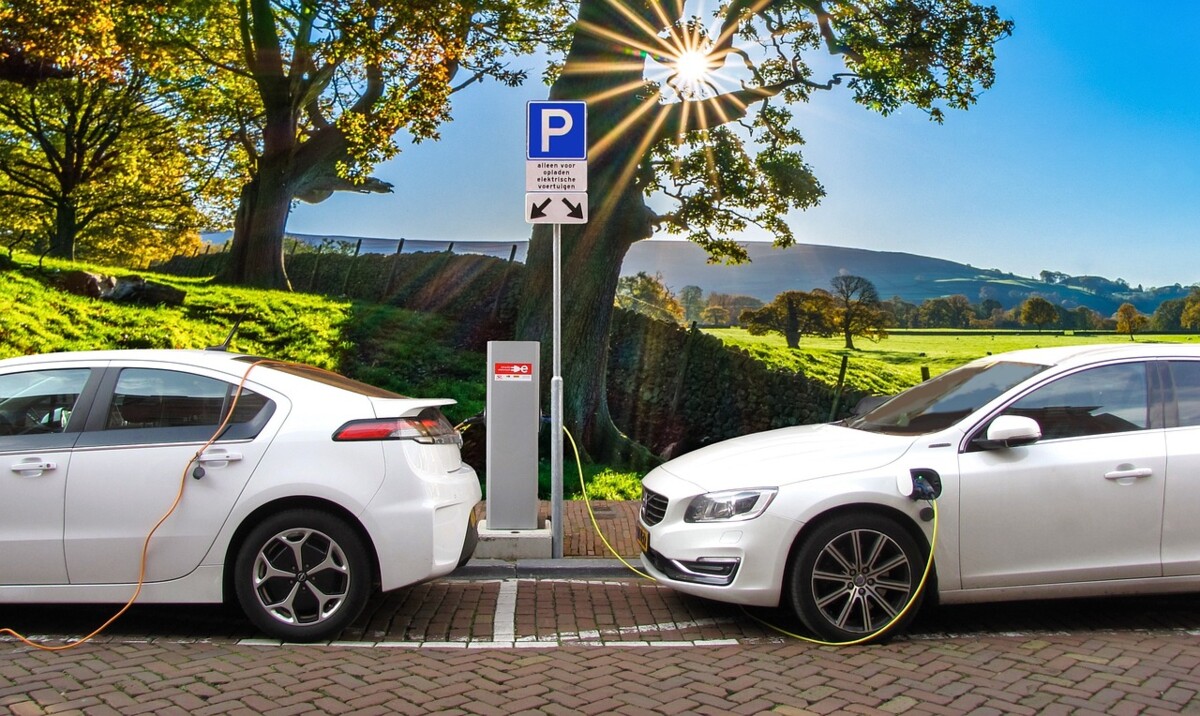 Spadek sprzedaży samochodów elektrycznych w Europie. Polska wprowadza nowy program