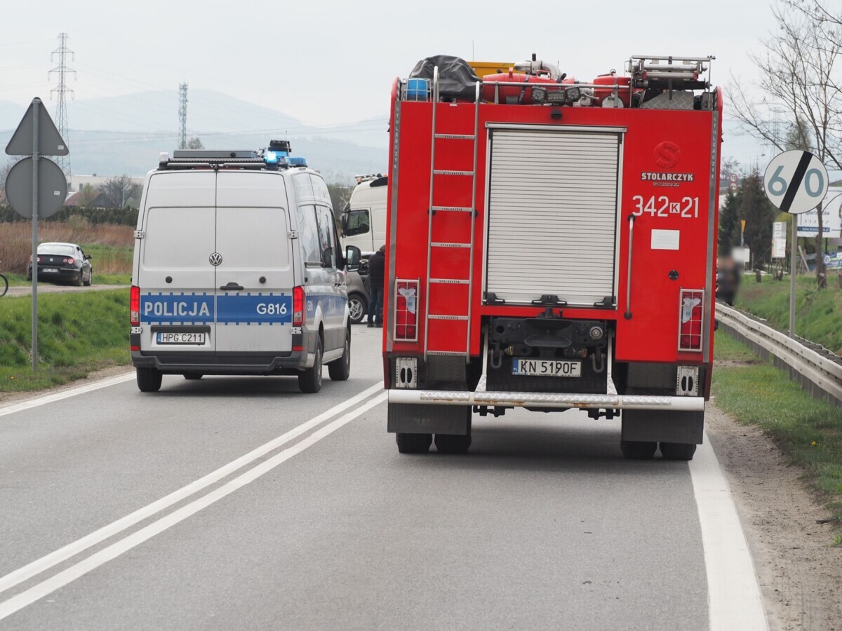 Kraksa busa i dwóch samochodów. Zaczęło się od wymuszenia pierwszeństwa