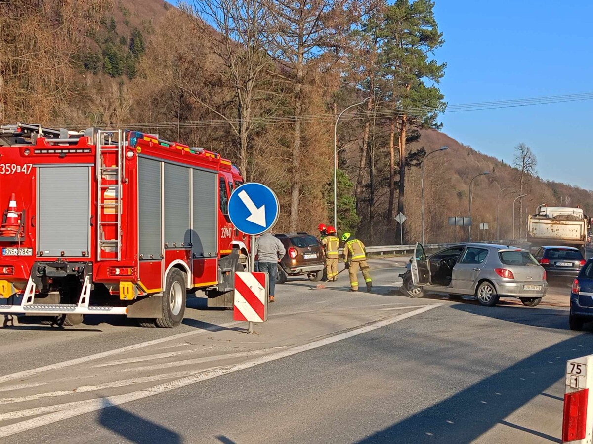 Wypadek spowodował ogromny korek. Droga krajowa w Nawojowej była zablokowana