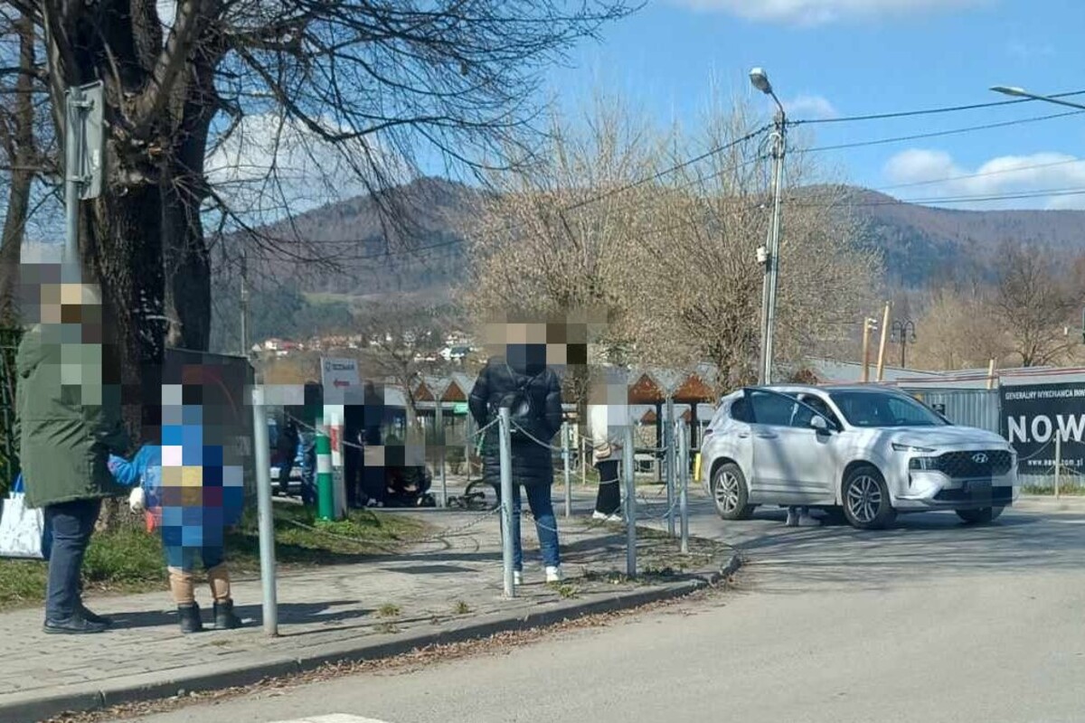 Chłopiec wpadł pod samochód. Na miejsce szybko przyjechały służby ratunkowe