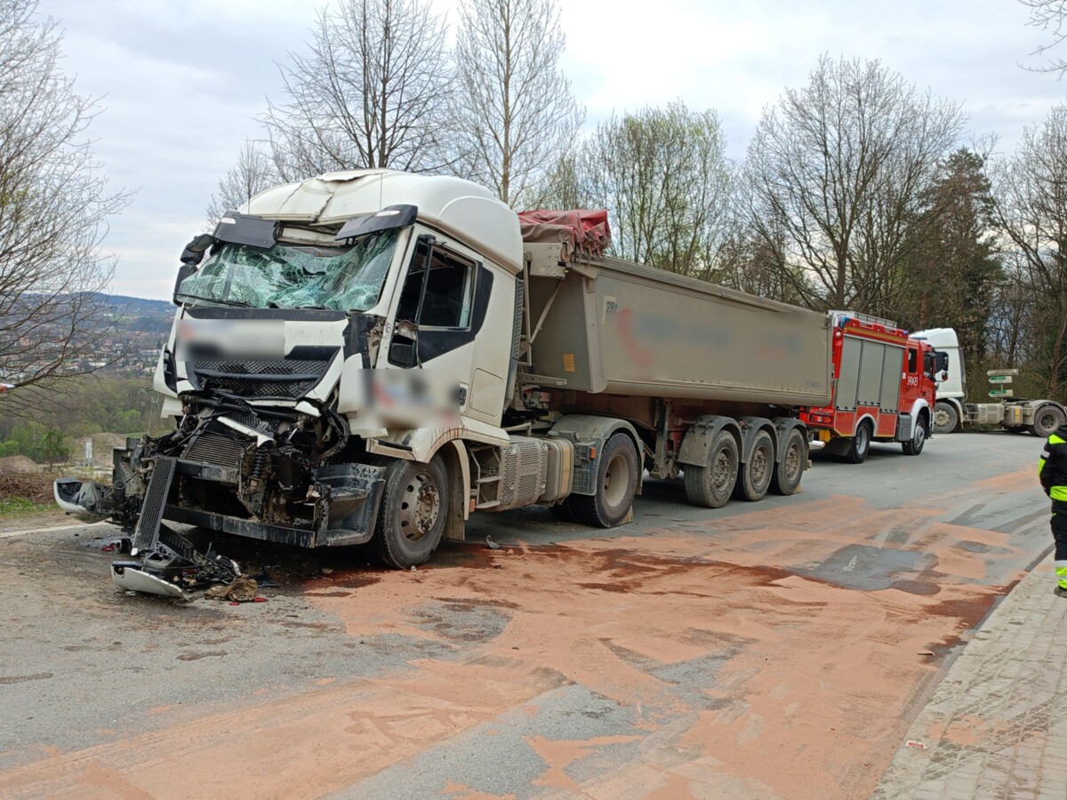 Z ostatniej chwili: poważny wypadek pod Nowym Sączem. Droga całkowicie zablokowana [ZDJĘCIA]