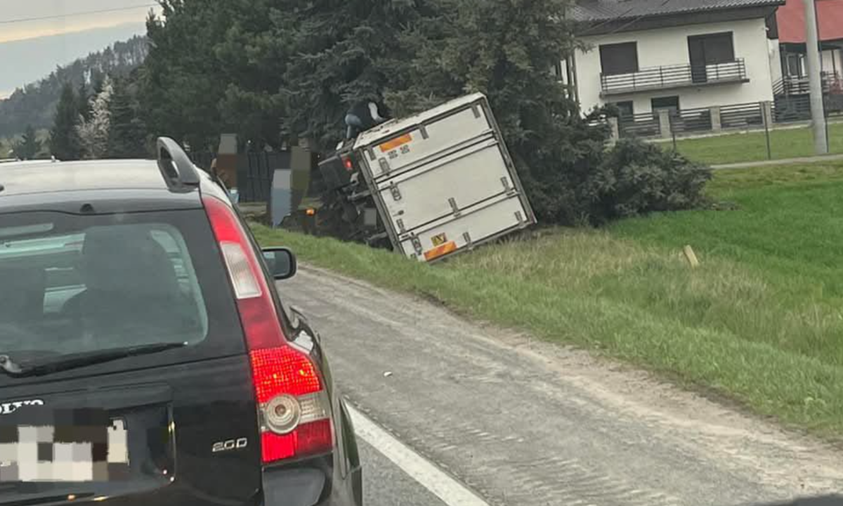 Ciężarówka wylądowała w przydrożnym rowie. Kolejny wypadek na feralnej krajówce 