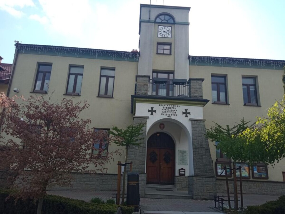 Nie wszyscy urzędnicy mają 2 maja wolne. Zobacz, jak działać będą urzędy na Sądecczyźnie