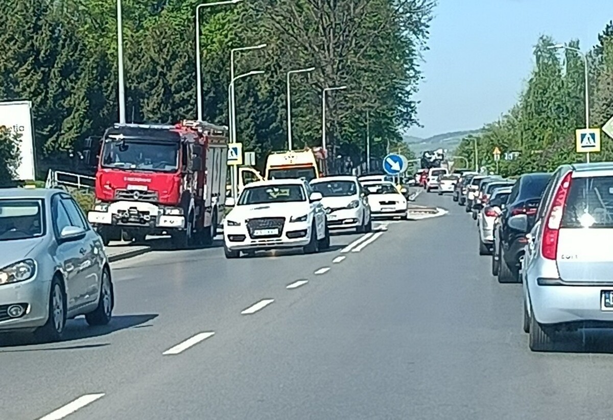Z ostatniej chwili: Wypadek w Nowym Sączu na ruchliwej ulicy. Zderzyły się trzy samochody 