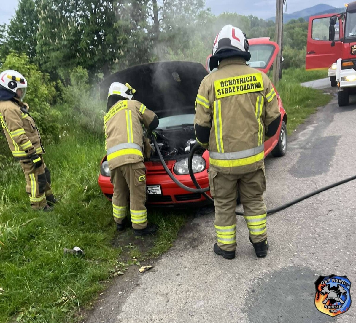 Pożar i kraksa aż trzech samochodów. To nie był udany poranek na Sądecczyźnie