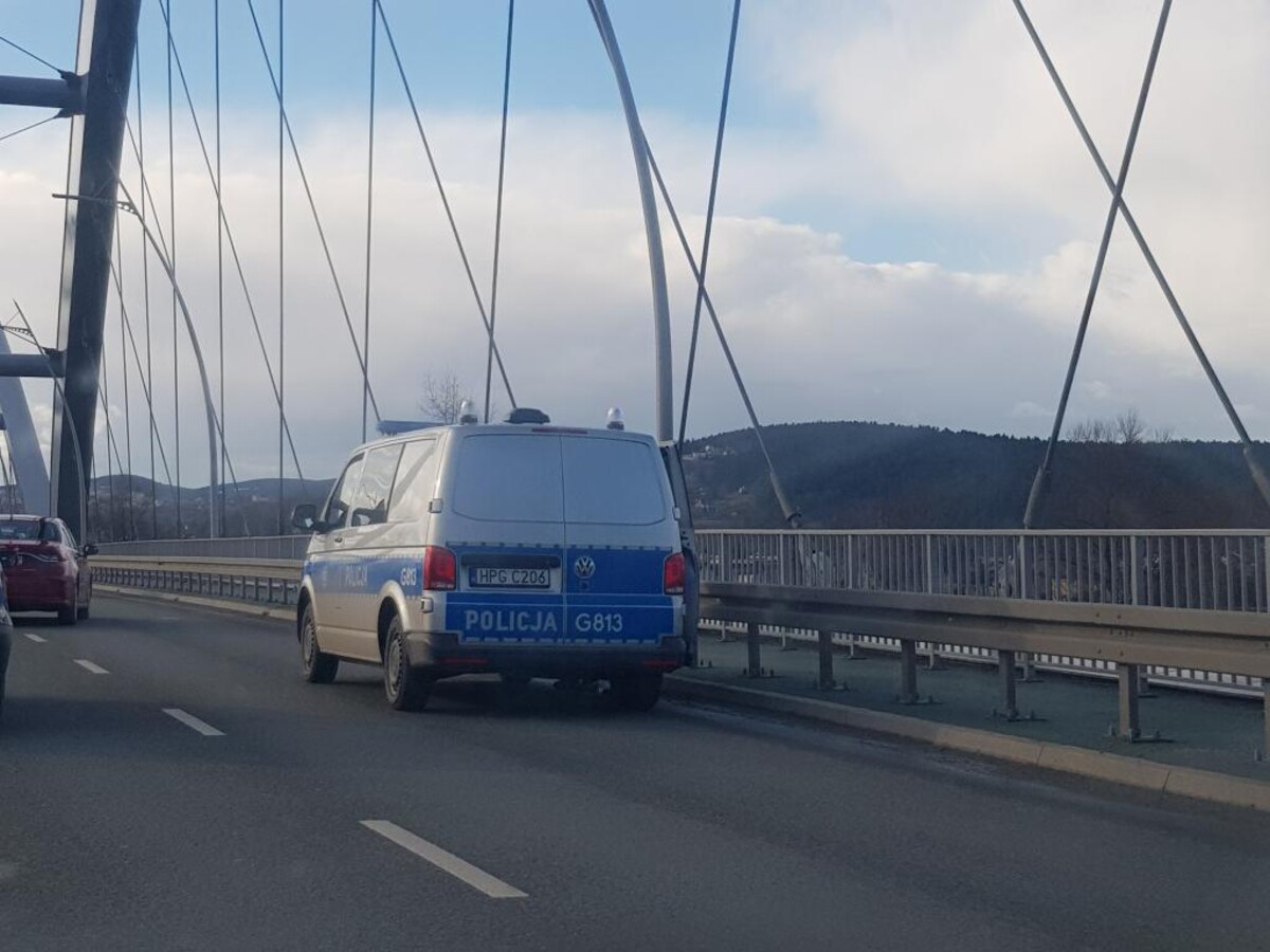 Na moście w Nowym Sączu omal nie doszło do tragedii. Policjanci uratowali życie 16-latkowi 