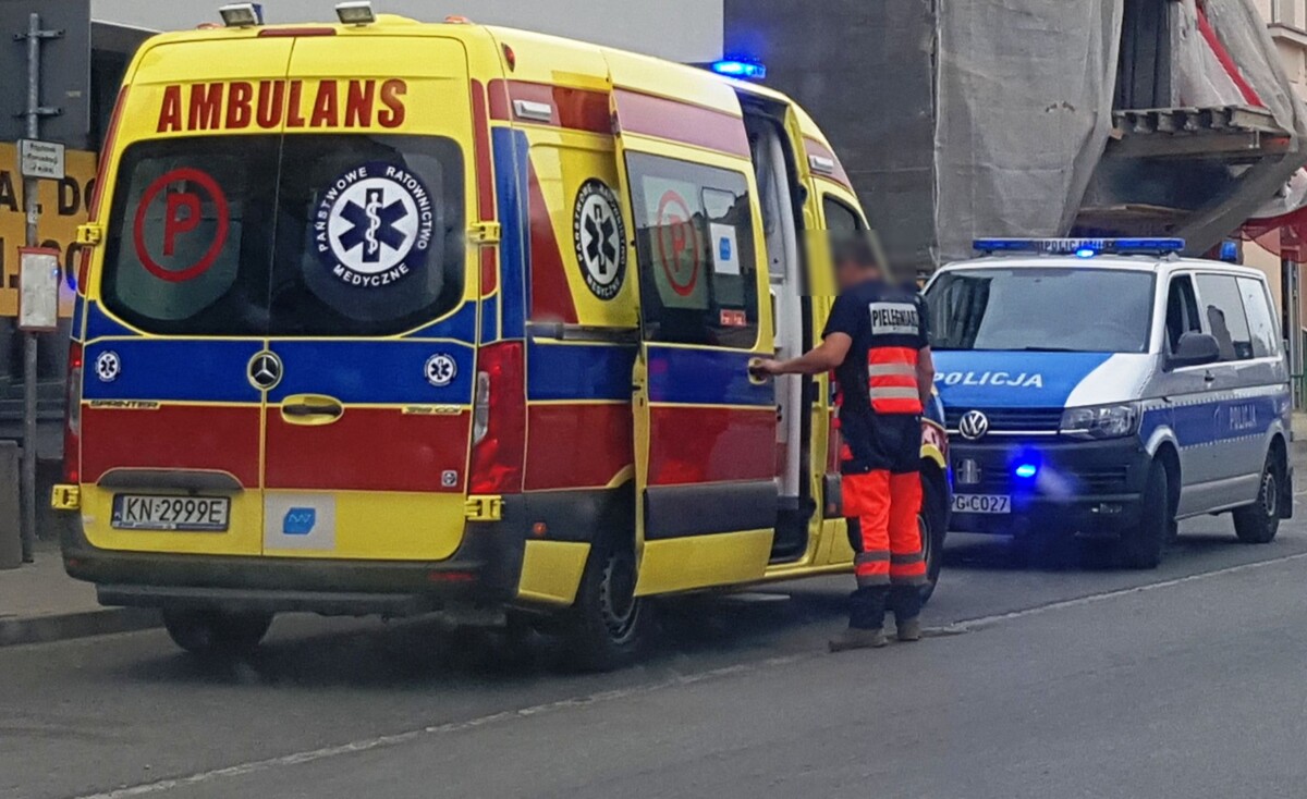 Nieszczęście o poranku na ul. Węgierskiej w Nowym Sączu. 58-letni mężczyzna trafił do szpitala 