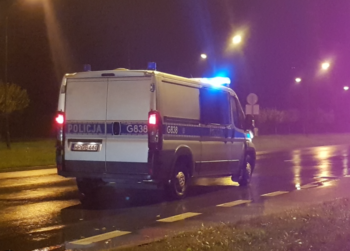 Wypadek w czasie nocy wyborczej. Nietrzeźwy 40-latek roztrzaskał samochód 